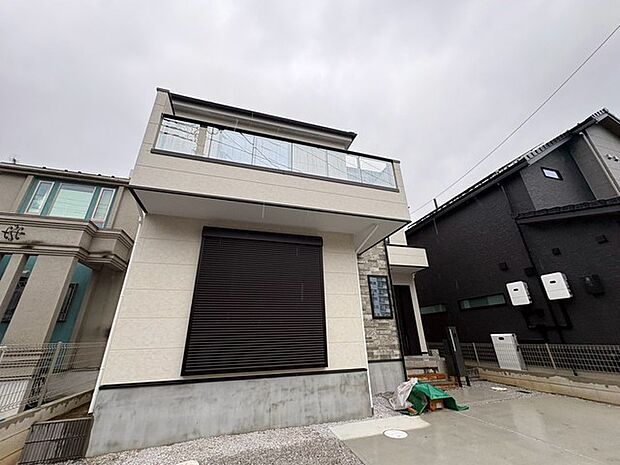 周辺の街並みの中で適度な主張、生活に溶け込むシンプルなデザインの外観が魅力の一戸建です。 