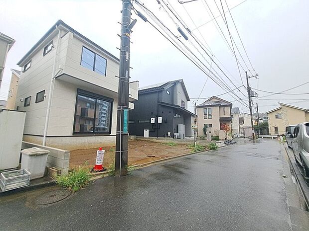安心して暮らすことのできる住宅街。 住宅地の道路は一般に交通量が少なく車などの騒音が少ないため、住民にとって静かな生活環境が提供されます。