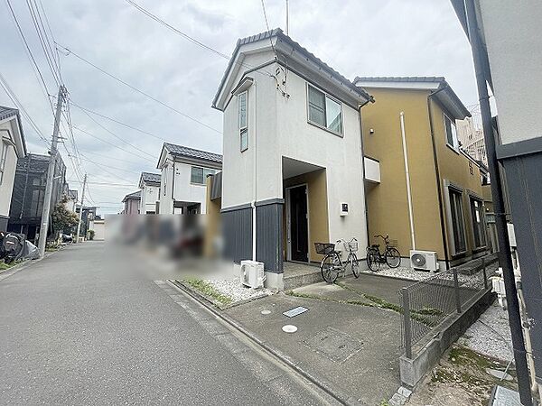 周辺の街並みの中で適度な主張、生活に溶け込むシンプルなデザインの外観が魅力の一戸建です。