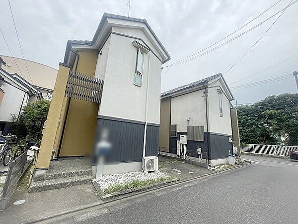 静かな住宅街に調和する、親しみやすい外観。日々の帰宅が楽しみになるような穏やかな雰囲気です。