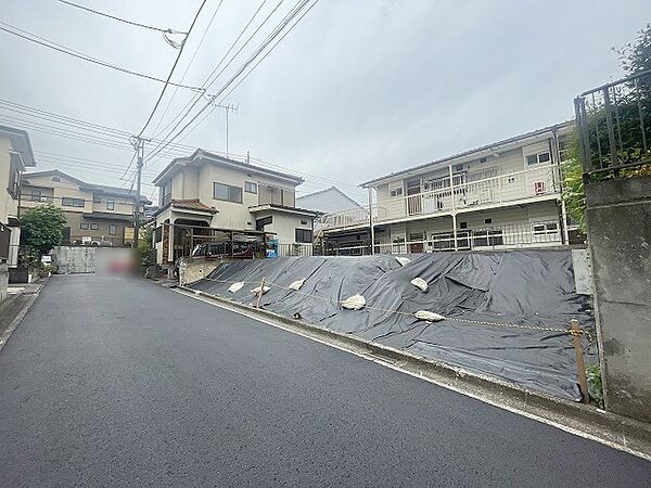 現地ご見学の際、スタッフが様々なご質問に対応いたします、周辺環境、前面道路、建築可能な建物について、ぜひご相談ください。