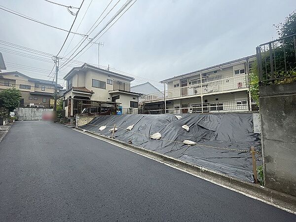 安心して暮らすことのできる住宅街。　住宅地の道路は一般に交通量が少なく車などの騒音が少ないため、住民にとって静かな生活環境が提供されます。