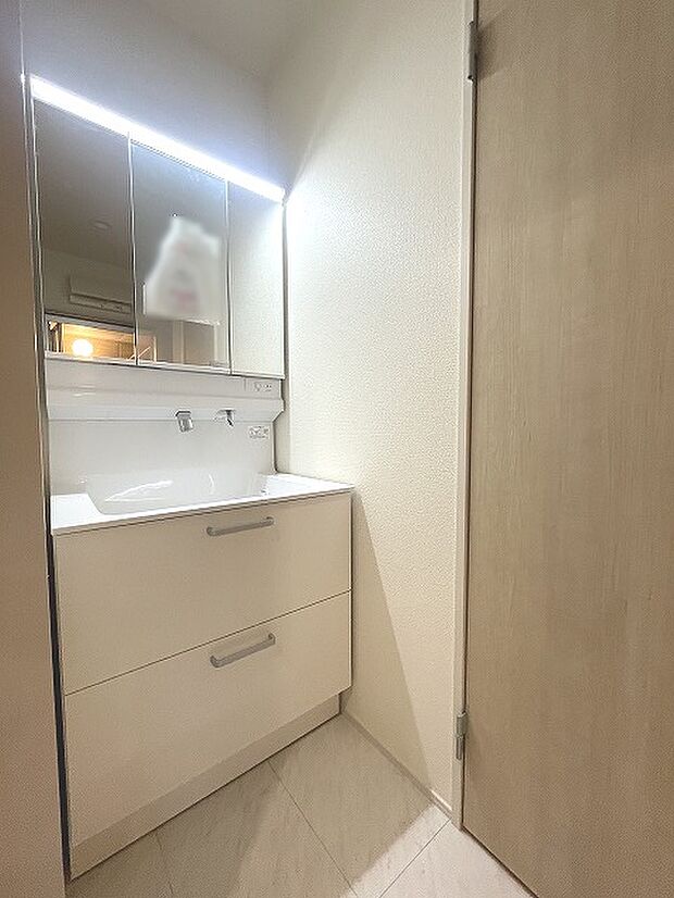 三面鏡に洗面台。 コンセントに照明機能、多機能性を備えた設備です。