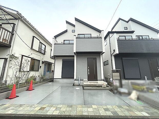 周辺の街並みの中で適度な主張、生活に溶け込むシンプルなデザインの外観が魅力の一戸建です。