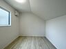 洋室：勾配天井の2階のお部屋。この勾配の角度がお洒落な雰囲気を感じさせてくれます。 