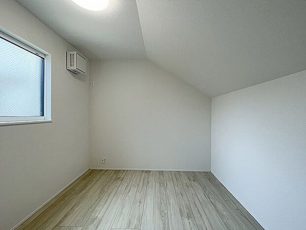 勾配天井の2階のお部屋。この勾配の角度がお洒落な雰囲気を感じさせてくれます。 