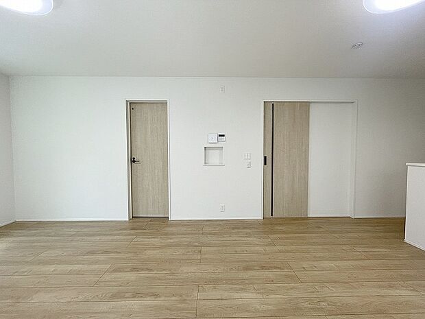 実際に室内をご見学頂くと生活のイメージが広がります。家具を置いたイメージや窓からの景色など、現地で体感ください。