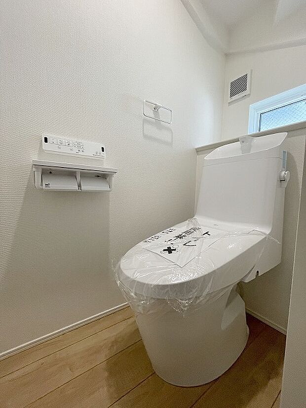 トイレにはウォシュレット機能を標準装備。