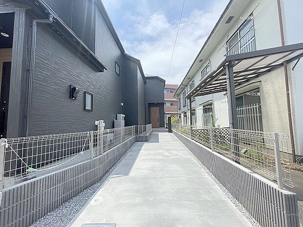 周辺の街並みの中で適度な主張、生活に溶け込むシンプルなデザインの外観が魅力の一戸建です。