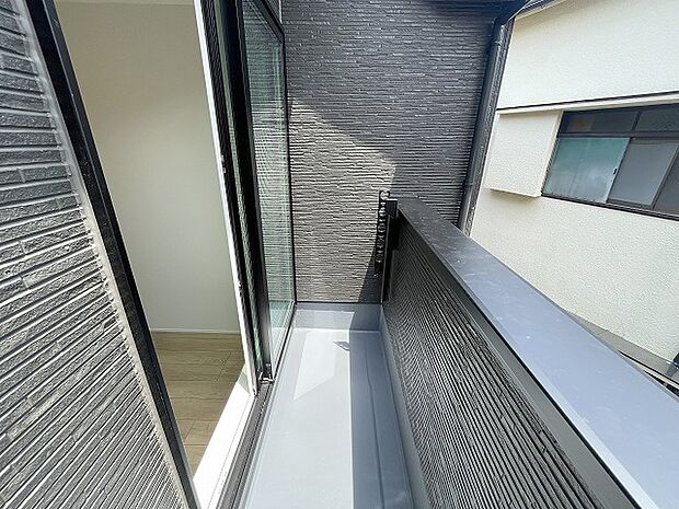 季節の変化や天気の良い日には、バルコニーでの時間が心地よく、気分をリフレッシュさせることができます。 
