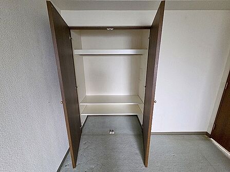 各所に効率的に配置された収納スペースがあり、日常のモノをすっきりと収納できます。