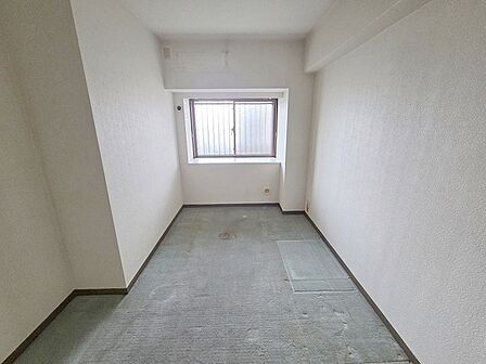 スタイリッシュなデザインと快適な居住性を兼ね備えた洋室。広々とした空間は、自分らしいインテリアを楽しむことができるほか、リラックスした時間を過ごすことができそうです。
