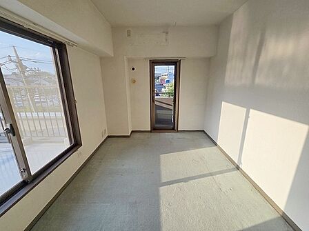 実際に室内をご見学頂くと生活のイメージが広がります。家具を置いたイメージや窓からの景色など、現地で体感ください。