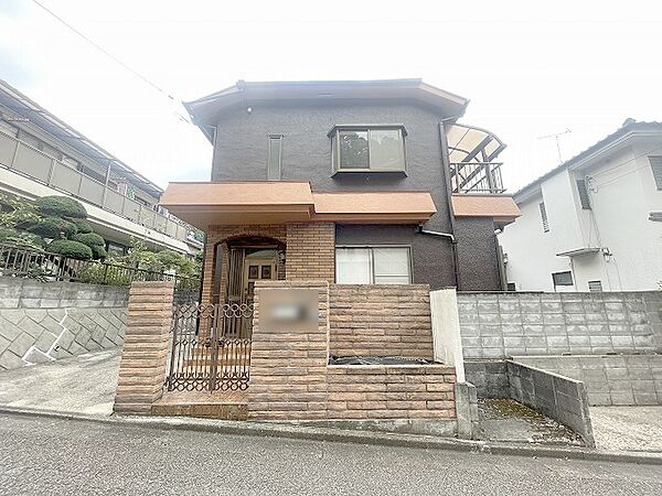 周辺の街並みの中で適度な主張、生活に溶け込むシンプルなデザインの外観が魅力の一戸建です。