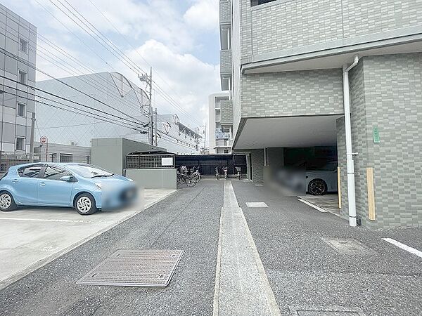 周辺の街並みの中で適度な主張、生活に溶け込むシンプルなデザインの外観が魅力の建物です。