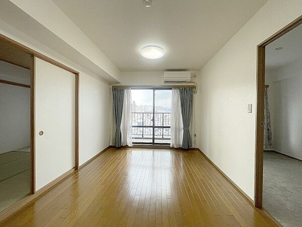 家族が一番集まる場所だから広々としつつも素敵な空間であって欲しい。みんながくつろぐリビングからキッチンまでが一つの空間のように繋がる間取り。