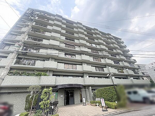 周辺の街並みの中で適度な主張、生活に溶け込むシンプルなデザインの外観が魅力の建物です。