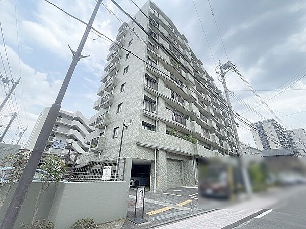 周辺の街並みの中で適度な主張、生活に溶け込むシンプルなデザインの外観が魅力のマンションです。