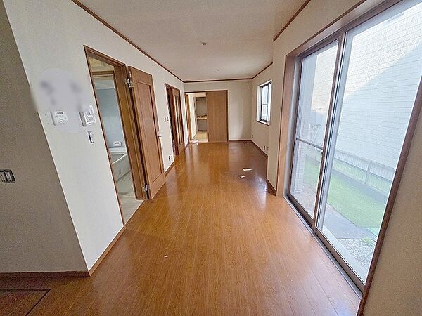 家族の集まるリビングは気持ちの良い自然光が差し込む団欒空間。室内のご見学予約も随時、受付中ですのでお気軽にお問合せください。