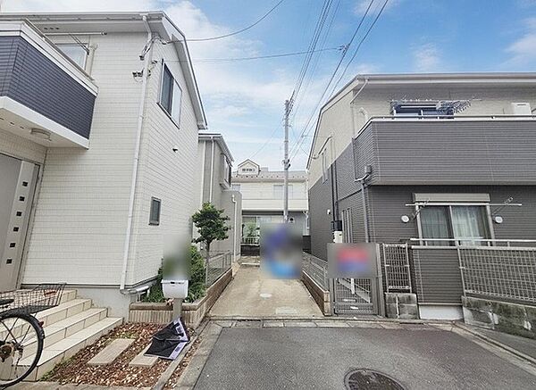 安心して暮らすことのできる住宅街。　住宅地の道路は一般に交通量が少なく車などの騒音が少ないため、住民にとって静かな生活環境が提供されます。