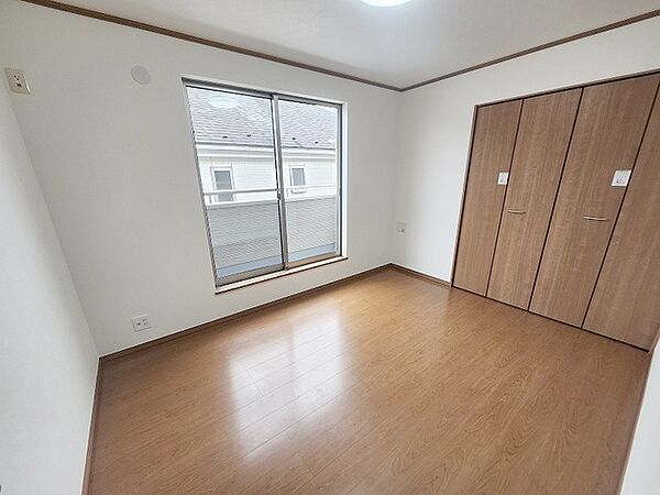 スタイリッシュなデザインと快適な居住性を兼ね備えた洋室。広々とした空間は、自分らしいインテリアを楽しむことができるほか、リラックスした時間を過ごすことができそうです。