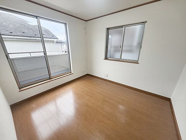 スマートなデザインと賢い収納が生活を快適にします。広々とした雰囲気を演出する工夫が施され、生活空間の魅力を引き出します。