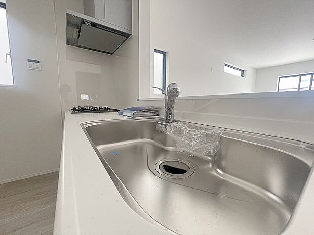 お料理をしながらリビングの家族やゲストとの会話が楽しめるカウンタータイプのキッチン。毎日のお料理を楽しく快適に。