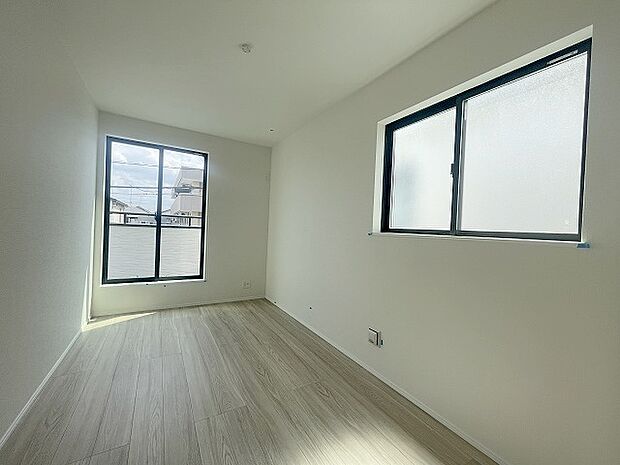 スタイリッシュなデザインと快適な居住性を兼ね備えた洋室。広々とした空間は、自分らしいインテリアを楽しむことができるほか、リラックスした時間を過ごすことができそうです。