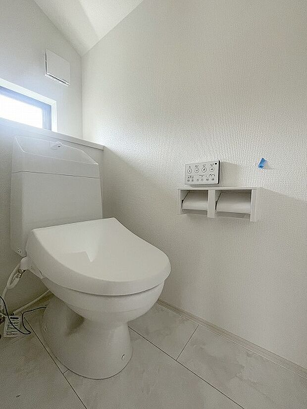 トイレにはウォシュレット機能を標準装備。 