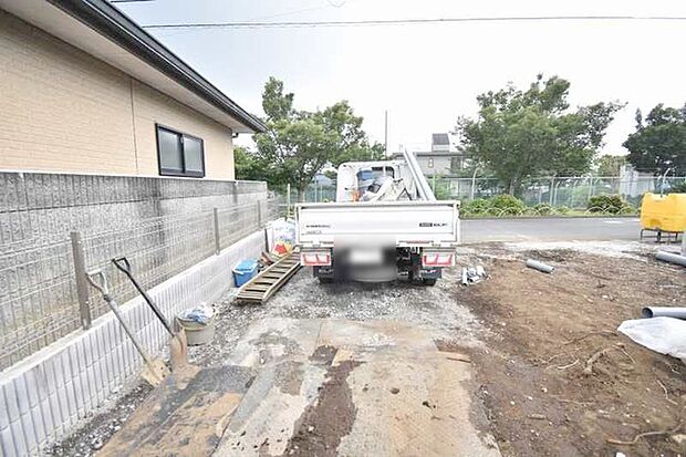 周囲に馴染む素朴な佇まいが印象的。これからの暮らしを自由に描き出せる広さがあります。