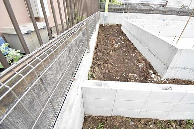 周辺の街並みの中で適度な主張、生活に溶け込むシンプルなデザインの外観が魅力の一戸建です。
