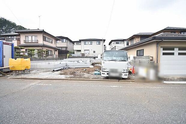 安心して暮らすことのできる住宅街。 住宅地の道路は一般に交通量が少なく車などの騒音が少ないため、住民にとって静かな生活環境が提供されます。