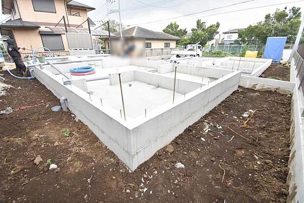 周辺の街並みの中で適度な主張、生活に溶け込むシンプルなデザインの外観が魅力の一戸建です。