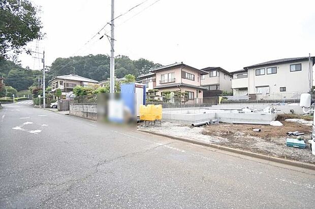 安心して暮らすことのできる住宅街。 住宅地の道路は一般に交通量が少なく車などの騒音が少ないため、住民にとって静かな生活環境が提供されます。