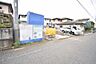 外観：周辺の街並みの中で適度な主張、生活に溶け込むシンプルなデザインの外観が魅力の一戸建です。 