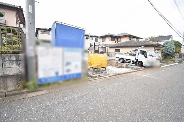 周辺の街並みの中で適度な主張、生活に溶け込むシンプルなデザインの外観が魅力の一戸建です。