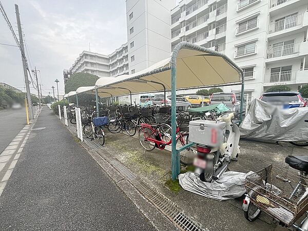 日々の生活に寄り添う穏やかな風景です。機能的にまとめられた共有エリアが住まいを支えます。