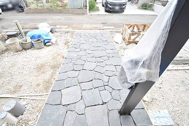 周辺の街並みの中で適度な主張、生活に溶け込むシンプルなデザインの外観が魅力の一戸建です。