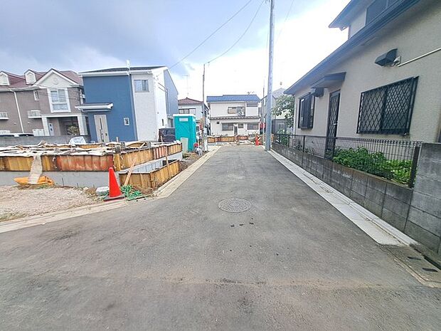 安心して暮らすことのできる住宅街。 住宅地の道路は一般に交通量が少なく車などの騒音が少ないため、住民にとって静かな生活環境が提供されます。