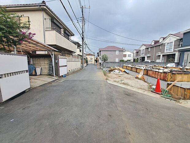 安心して暮らすことのできる住宅街。 住宅地の道路は一般に交通量が少なく車などの騒音が少ないため、住民にとって静かな生活環境が提供されます。