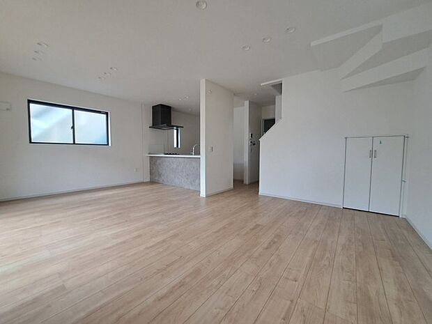 実際に室内をご見学頂くと生活のイメージが広がります。家具を置いたイメージや窓からの景色など、現地で体感ください。