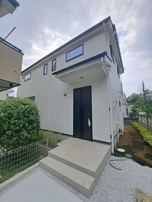 周辺の街並みの中で適度な主張、生活に溶け込むシンプルなデザインの外観が魅力の一戸建です。 