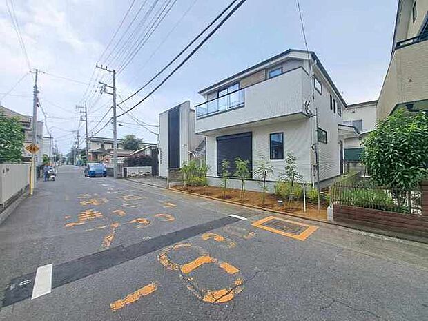 安心して暮らすことのできる住宅街。 住宅地の道路は一般に交通量が少なく車などの騒音が少ないため、住民にとって静かな生活環境が提供されます。