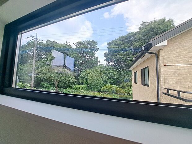 窓から緑の借景が楽しめる邸宅です。 