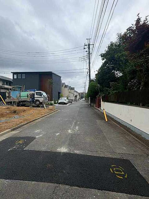 周辺は住宅が建ち並ぶ閑静な住宅街です。