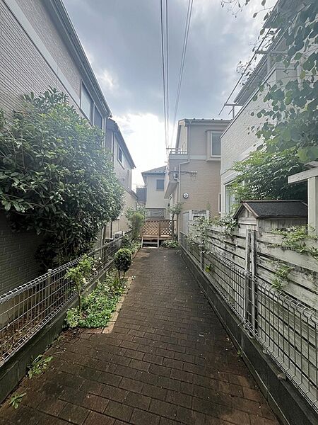 周辺の街並みの中で適度な主張、生活に溶け込むシンプルなデザインの外観が魅力の一戸建です。