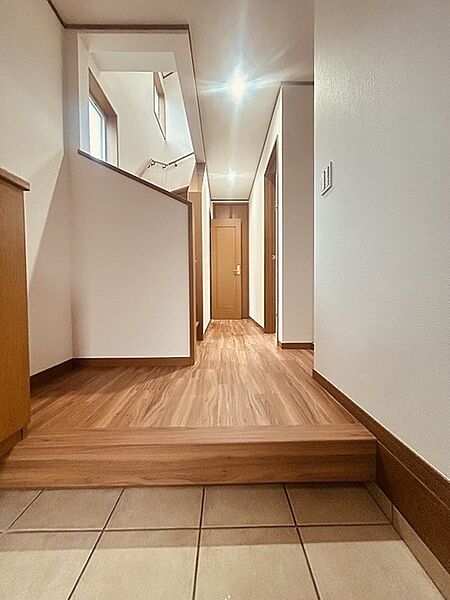 玄関は家の第一印象を左右する重要な場所。ほどよい広さとスタイリッシュな色遣いが印象的です。