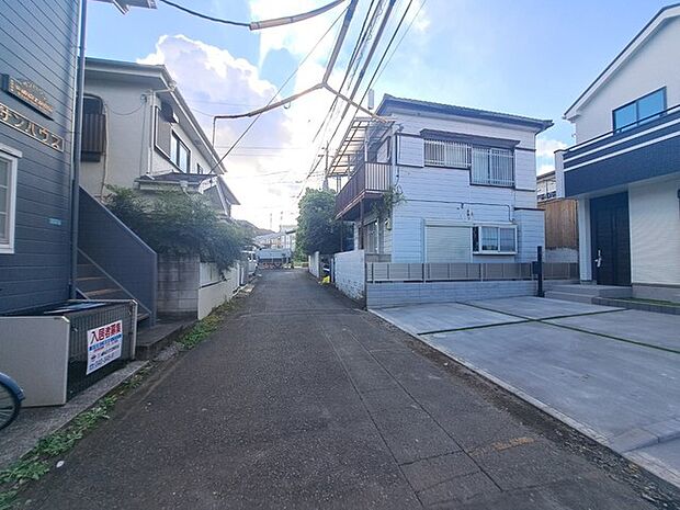周辺は住宅が建ち並ぶ閑静な住宅街です。