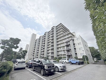 周辺の街並みの中で適度な主張、生活に溶け込むシンプルなデザインの外観が魅力の建物です。