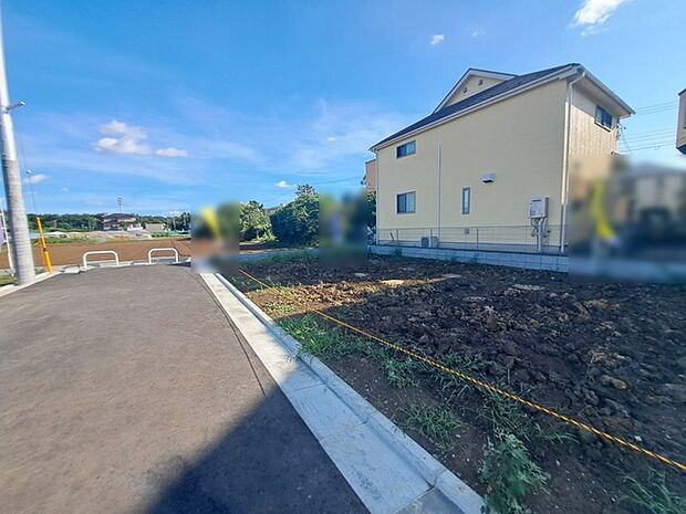 安心して暮らすことのできる住宅街。　住宅地の道路は一般に交通量が少なく車などの騒音が少ないため、住民にとって静かな生活環境が提供されます。 
